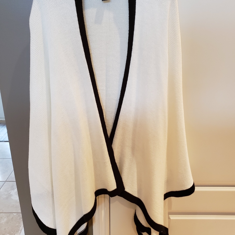 Women's one size Black and white Mixit Cape